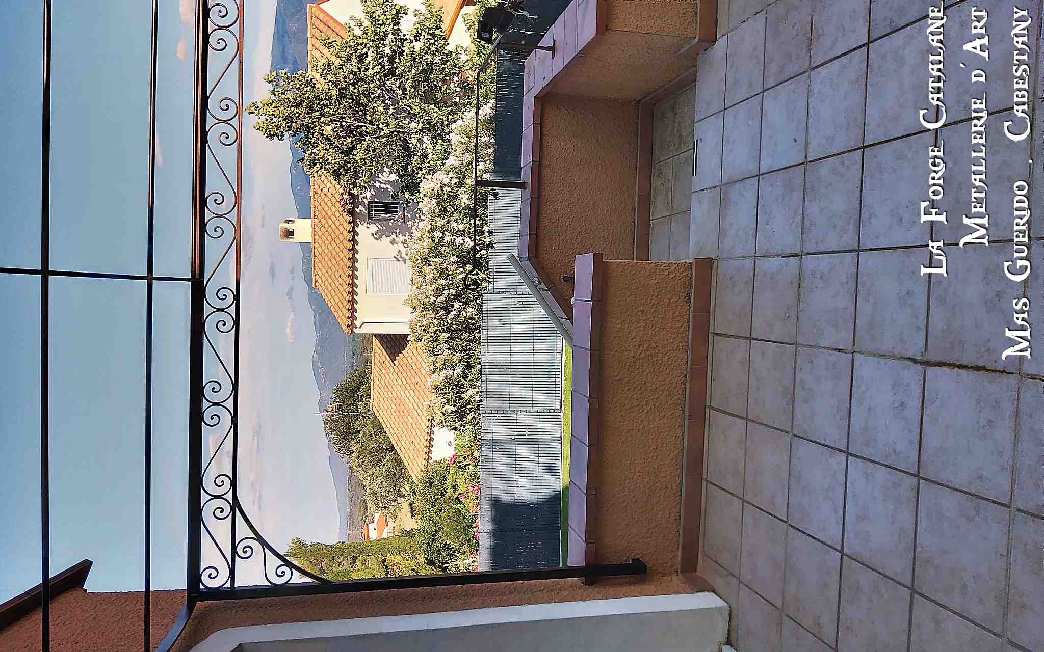 pergola avec frise avec volutes travaillee a chaud forge catalane.jpg